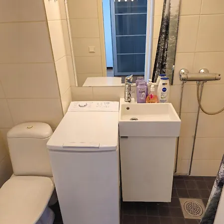 Kompakti Yksioe Numero 9 Pienkerrostalossa Διαμέρισμα Πόρι